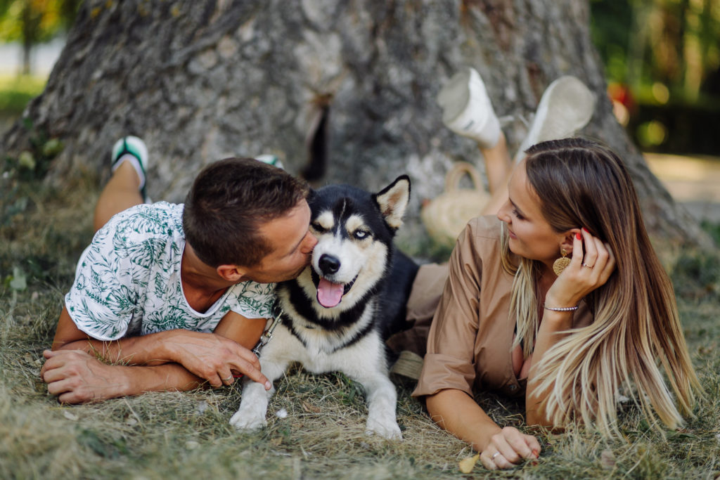 Famiglia con il proprio cane
